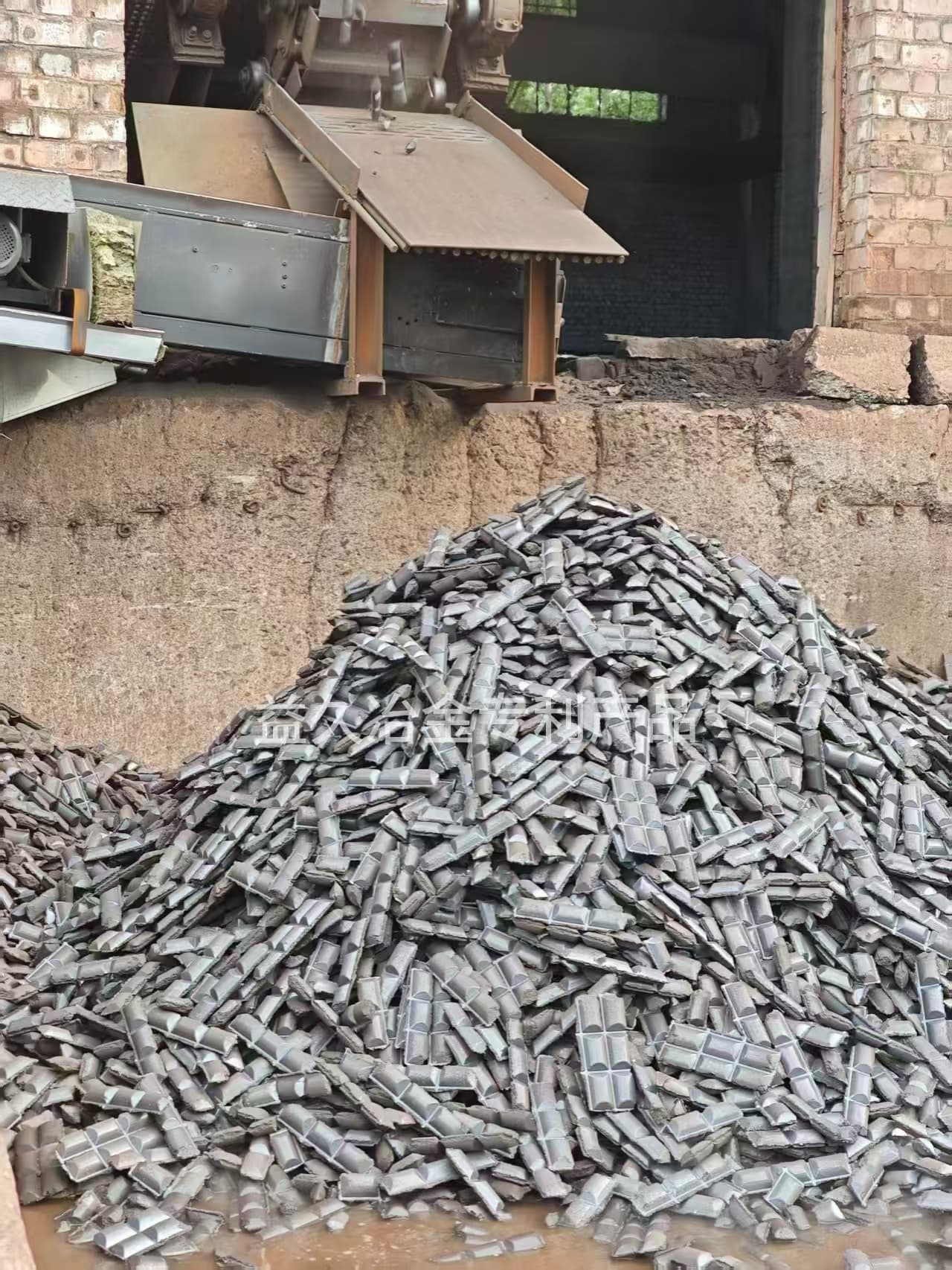含铁固废热压成型生产工艺与装备